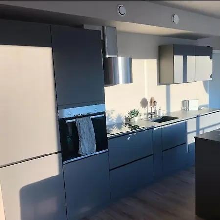 Stylish Top Floor In City Center *
