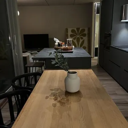 Stylish Top Floor In City Center *